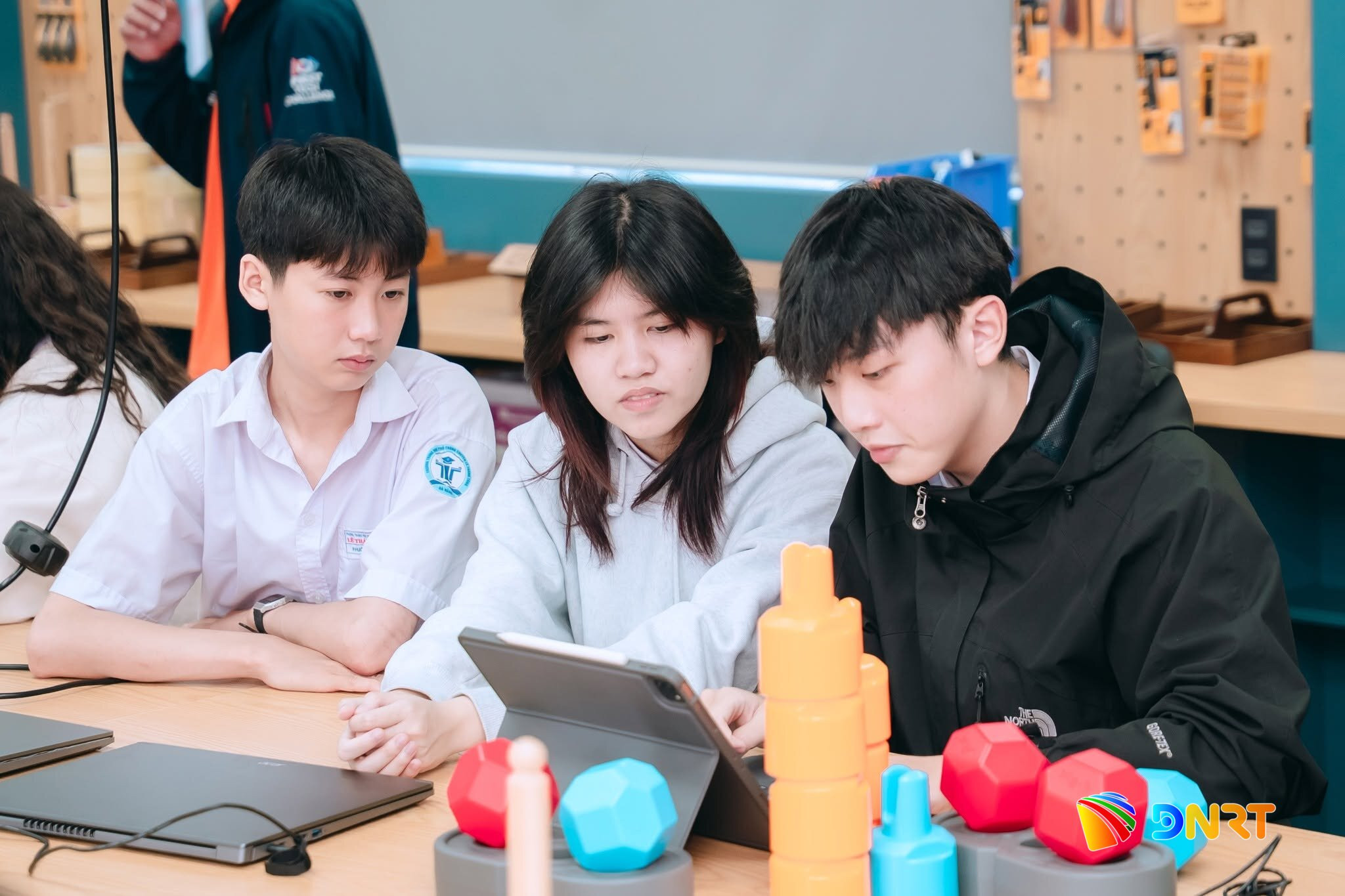9 - Với một số dự án học tập, học sinh có thể sử dụng trí tuệ nhân tạo AI nhưng tất cả đều được kiểm soát mức độ sáng tạo và yếu tố cá nhân trong sản phẩm