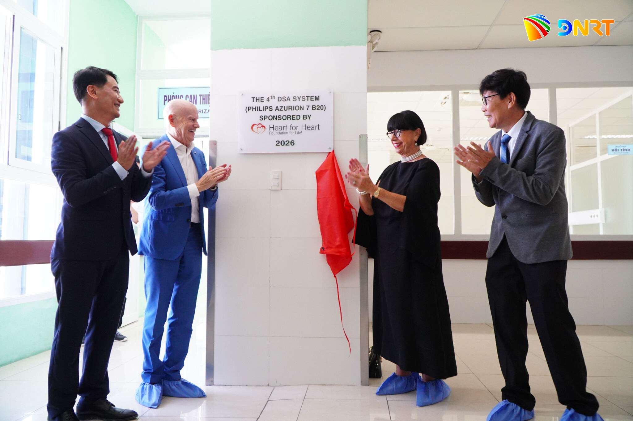 Lãnh đạo Bệnh viện Đà Nẵng cùng vợ chồng Giáo sư Erich Lejeune (ở giữa) thực hiện nghi thức khai trương hệ thống chụp mạch số hóa xóa nền (DSA) thứ 4 tại Bệnh viện Đà Nẵng. Ảnh: TÂM ĐAN