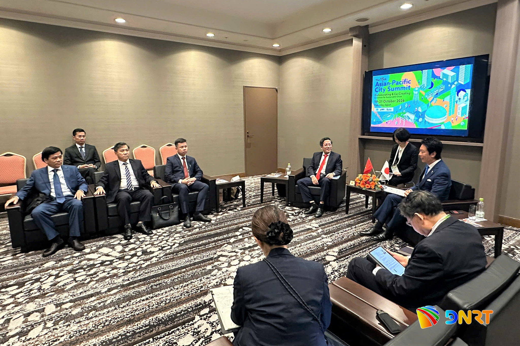 An overview of the courtesy meeting between Fukuoka Mayor Soichiro Takashima and the Da Nang delegation. Photo: The Da Nang Delegation