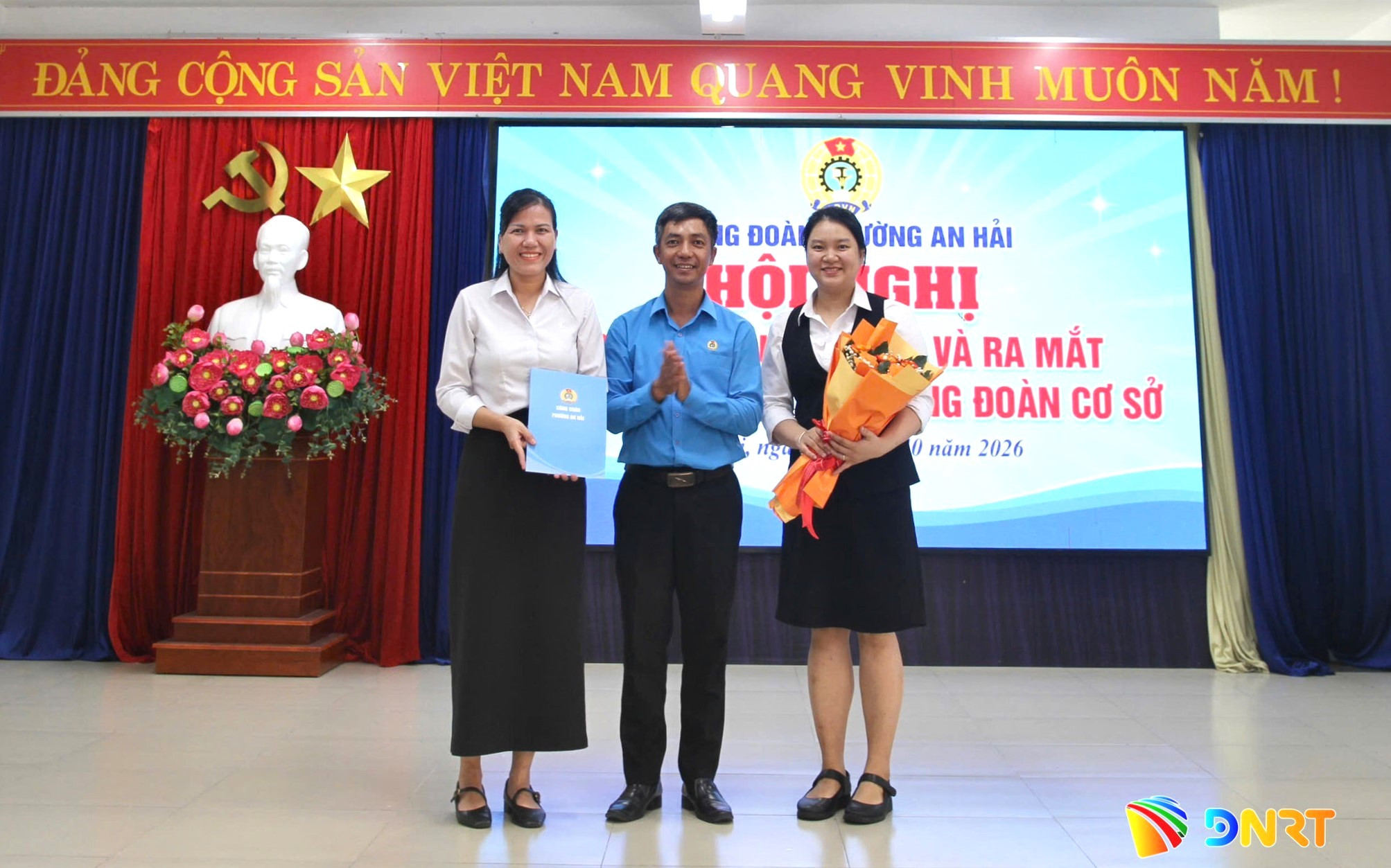 chu-tich-cong-doan-phuong-trao-quyet-dinh-va-tang-hoa-bch-cdcs-moi-thanh-lap.jpg