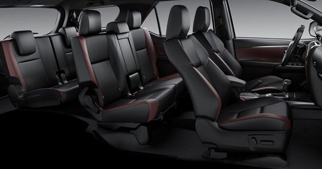 Không gian hàng ghế thứ hai trên Toyota Fortuner
