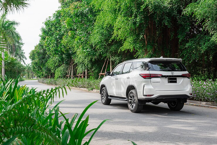 Chi tiết cụm đèn hậu và mâm xe Toyota Fortuner