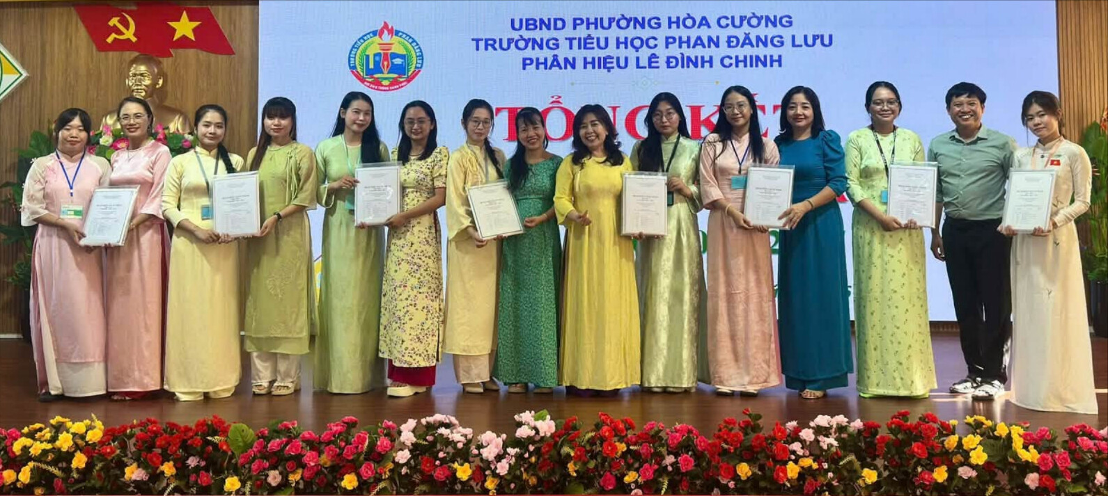 Sinh viên Trường Đại học Sư phạm (Đại học Đà Nẵng) trong đợt kiến tập tại Trường Tiểu học Phan Đăng Lưu, phân hiệu Lê Đình Chinh. Ảnh: NHẬT HẠ