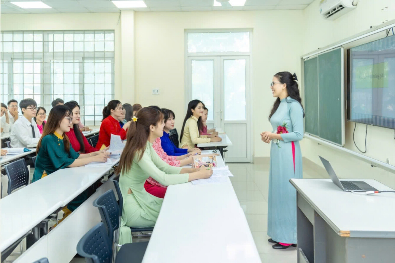 Sinh viên ngành Giáo dục Công dân, Trường Đại học Sư phạm (Đại học Đà Nẵng) trong một giờ học