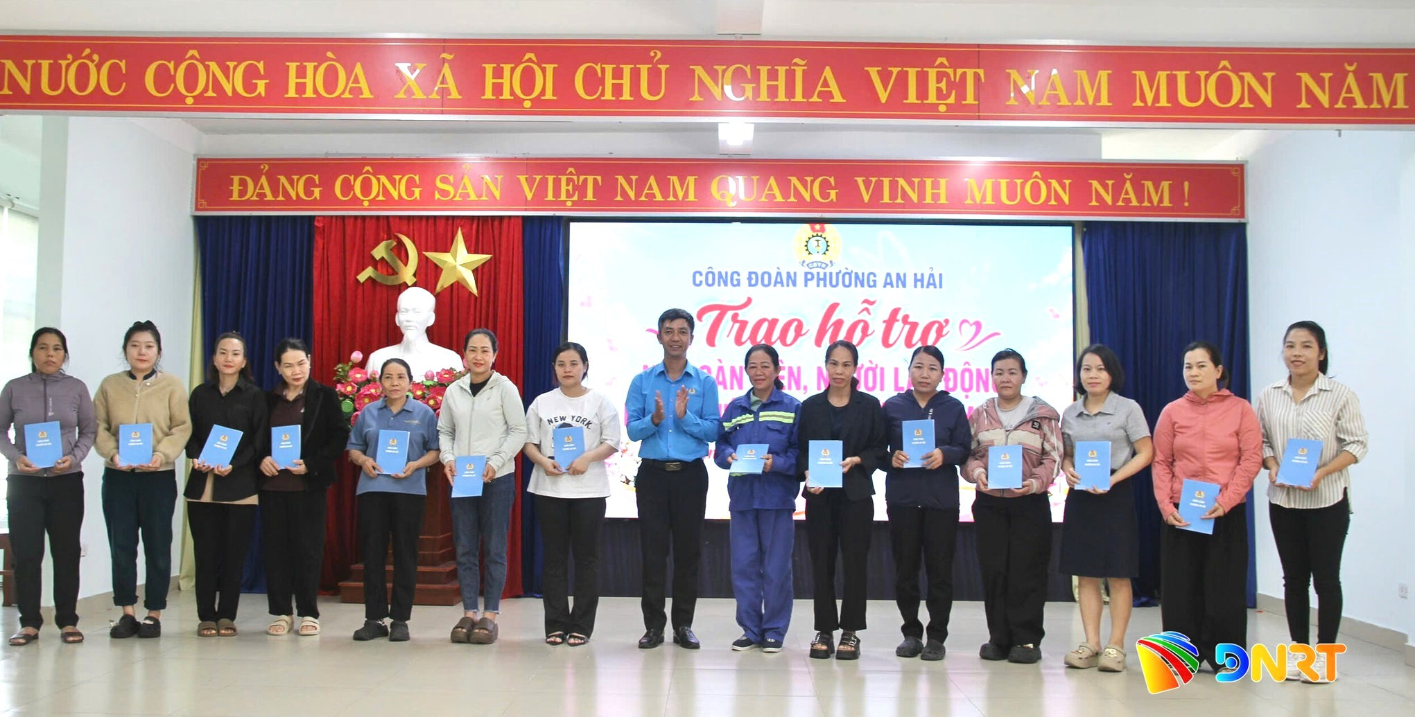tang-qua-nu-dvnld-co-hoan-canh-kho-khan.jpg