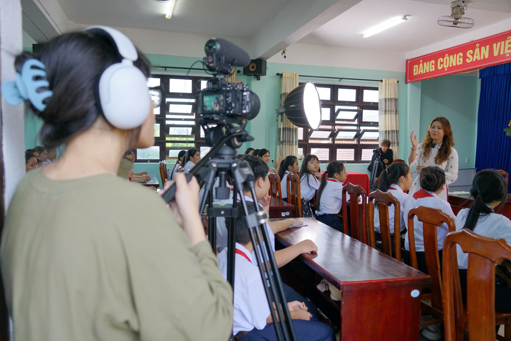 Hoạt động ghi hình tại lớp học góp phần bổ sung tư liệu thực hành cho dự án “Bộ học liệu điện tử truyền dạy nghệ thuật bài chòi Hội An”.