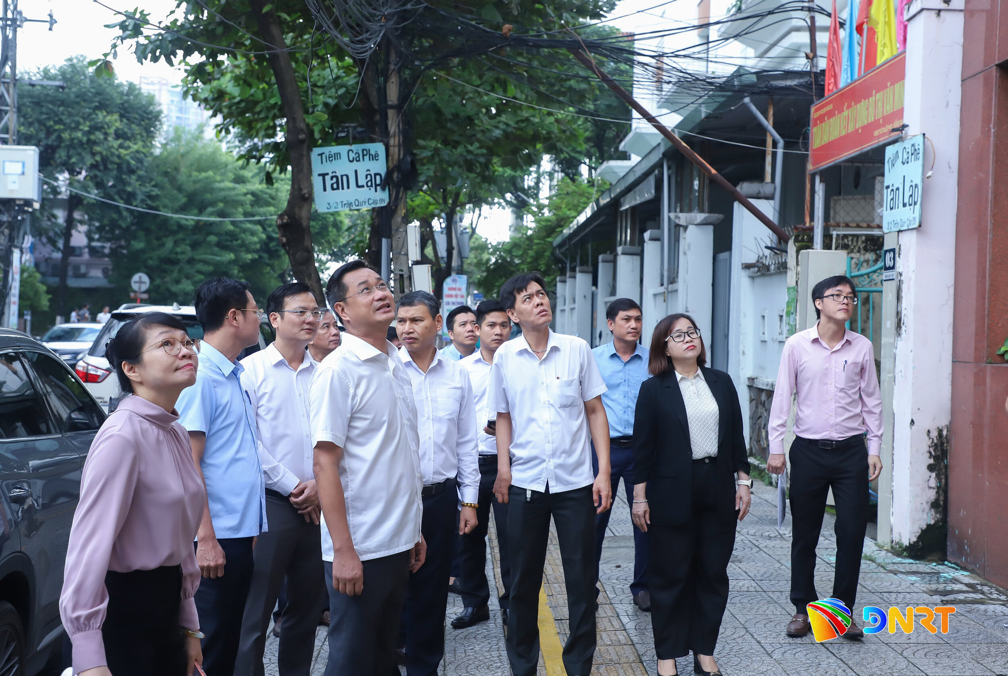 Bí thư Thành ủy Lê Ngọc Quang cùng đoàn công tác kiểm tra tại số 1A đường Trần Quý Cáp. Ảnh: NGỌC PHÚ