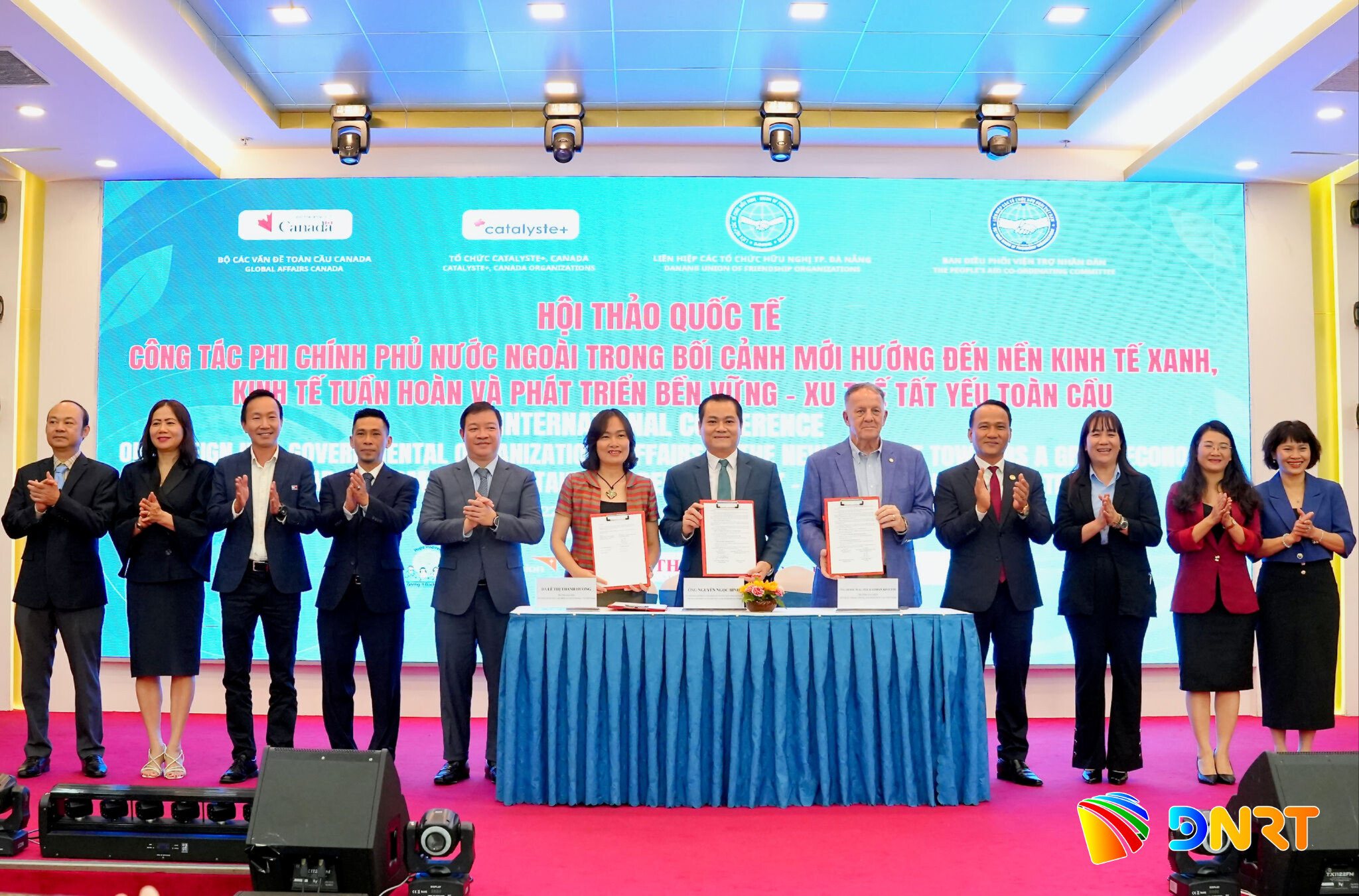 Đại diện Liên hiệp các tổ chức hữu nghị thành phố ký kết biên bản ghi nhớ với hai tổ chức phi chính phủ nước ngoài. Ảnh: T.CÔNG