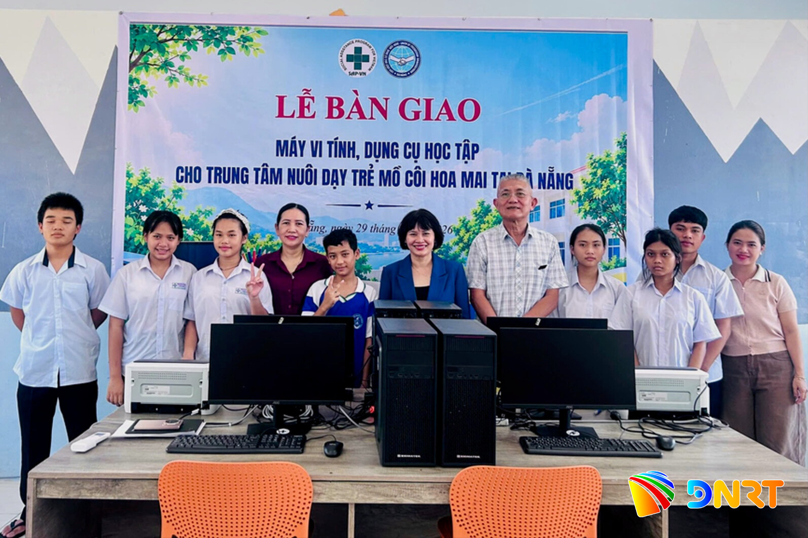 Hỗ trợ máy vi tính, dụng cụ học tập cho trẻ em có hoàn cảnh khó khăn do Tổ chức SAP-VN tài trợ. Ảnh: L.HIỆP