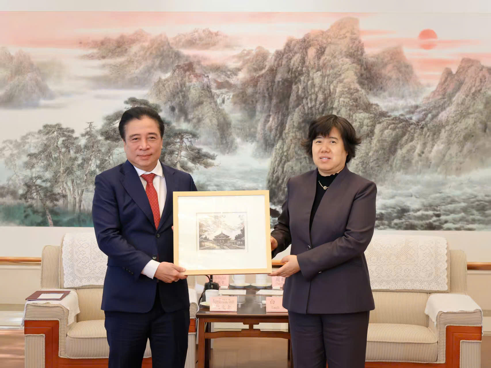 Standing Deputy Secretary of the Da Nang Party Committee Nguyen Khac Toan (left) presents a commemorative gift to Mr. Bai Ying, Vice Governor of the Liaoning Provincial People’s Government. Photo: The working delegation