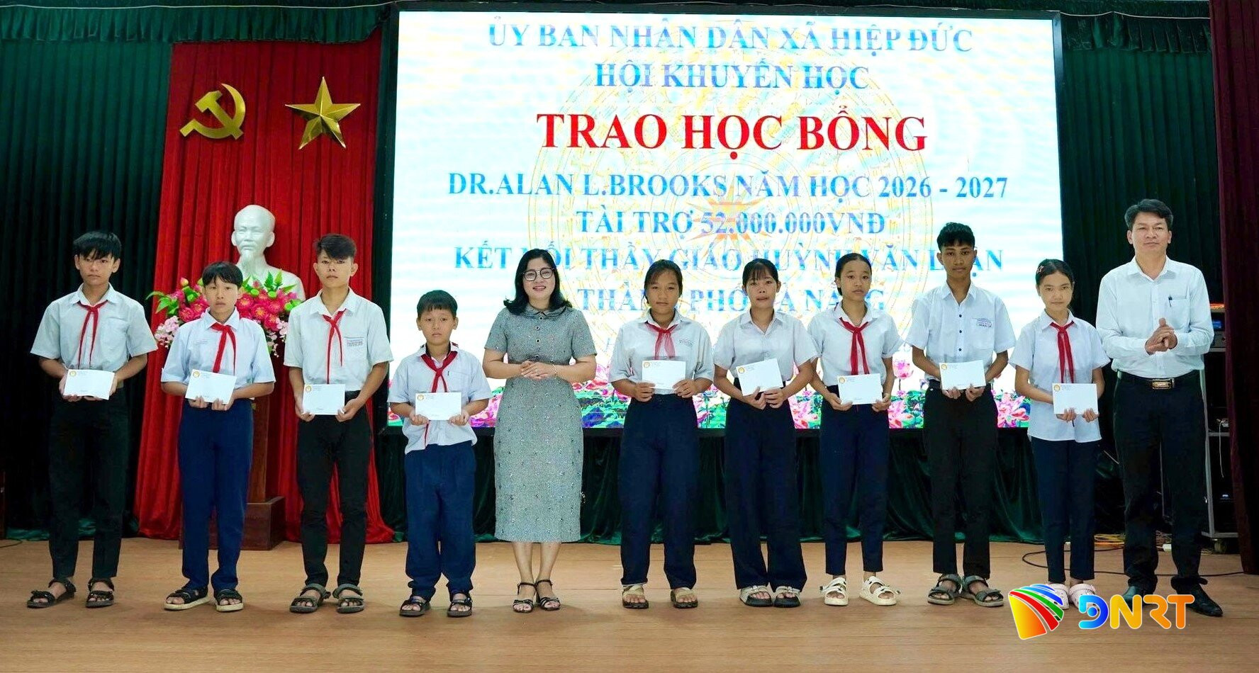 hiep-duc-trao-qua-khuyen-hoc-566dca50220a30d7f00a77d0801fa559.jpeg