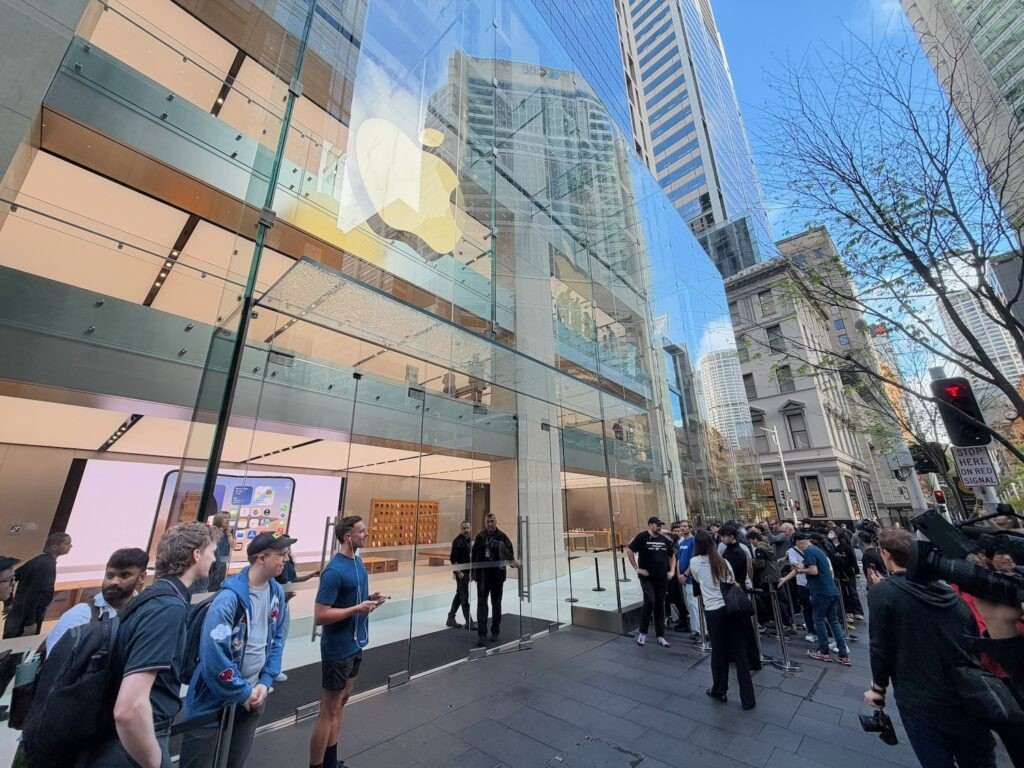 Đông đảo khách hàng xếp hàng chờ mua iPhone Duo tại Sydney