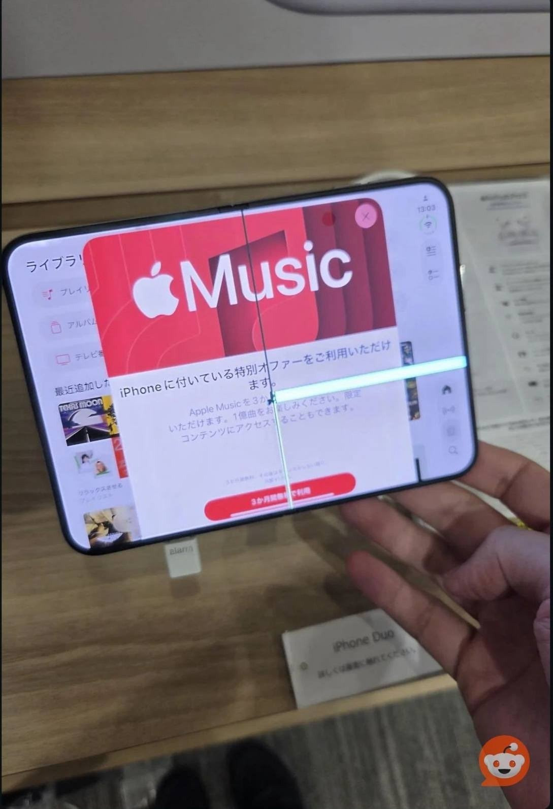 Vết nứt ngang xuất hiện kèm vệt sáng điểm ảnh trên màn hình gập của iPhone Duo