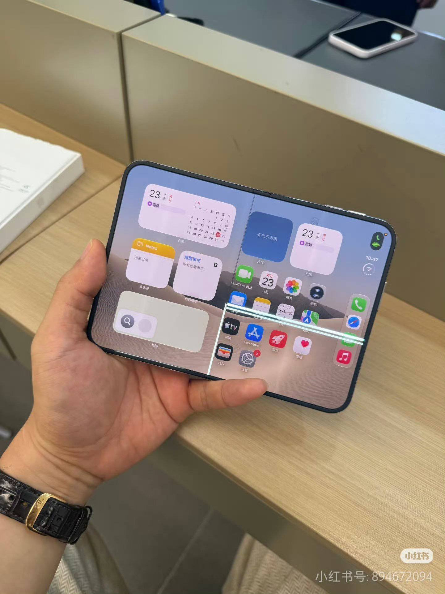 Hình ảnh phản ánh lỗi nứt màn hình dọc theo nếp gấp bản lề trên iPhone Duo