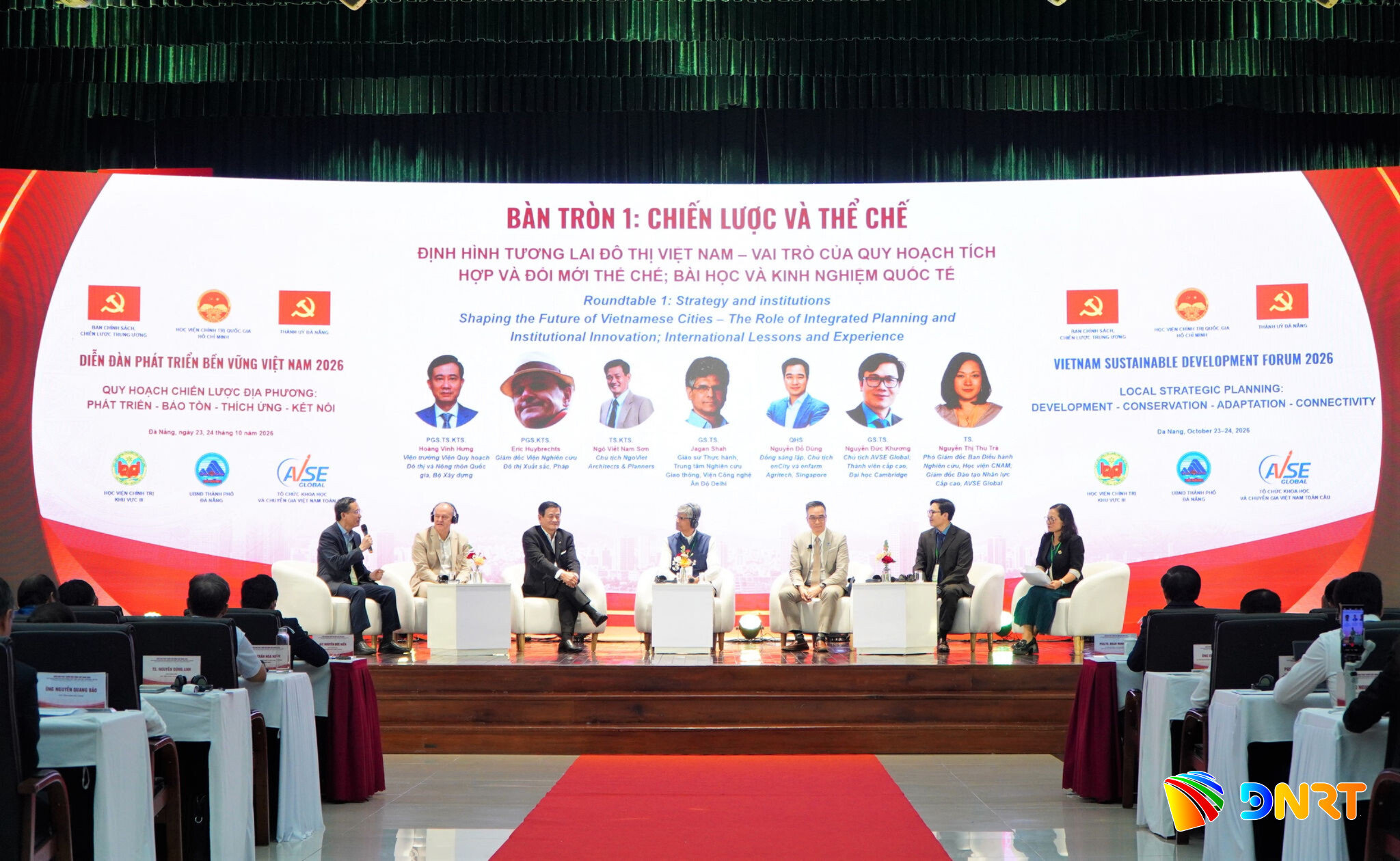 Các đại biểu, chuyên gia tham gia bàn tròn đối thoại chính sách cấp cao. Ảnh: VINH ANH