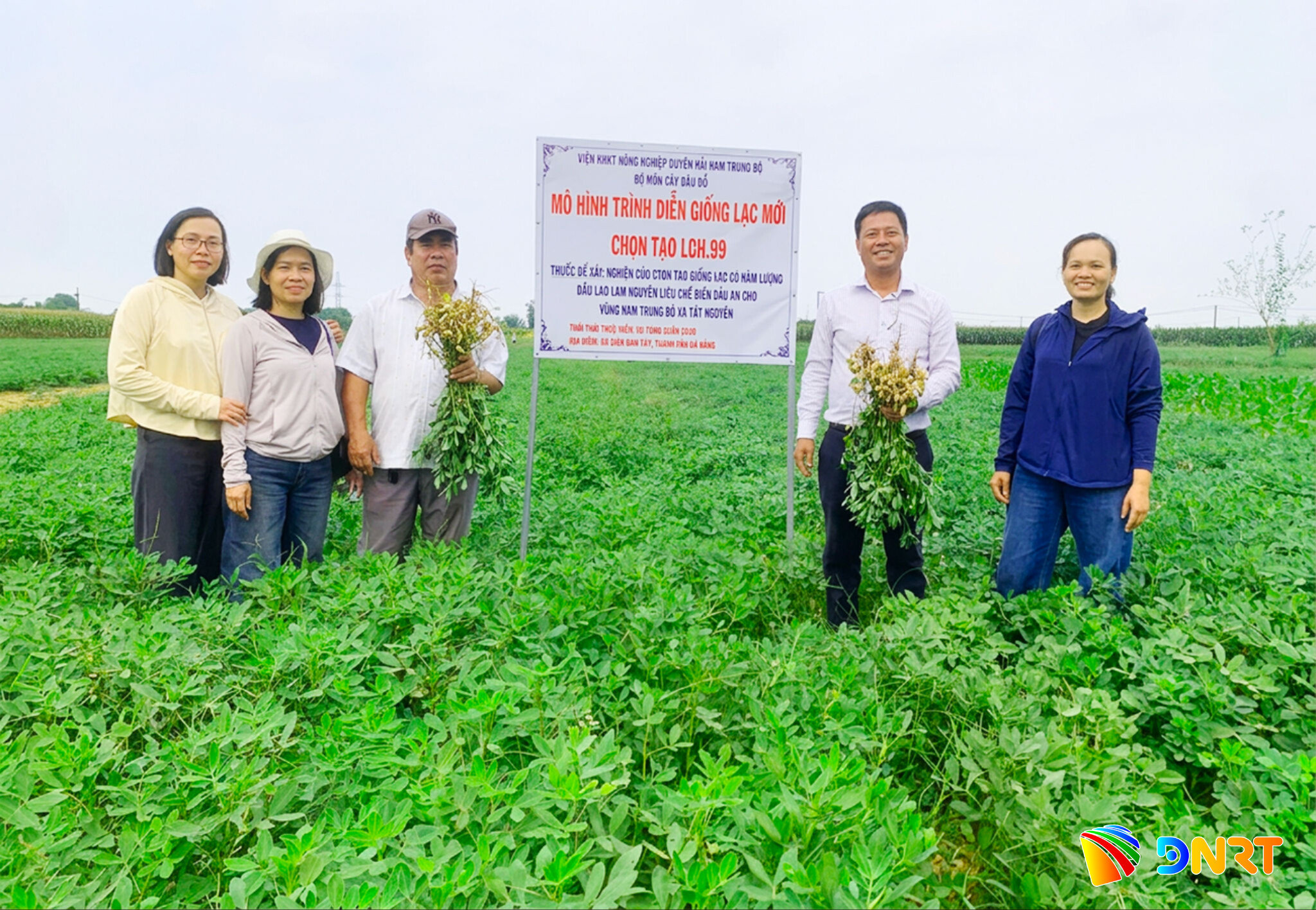 can-bo-khuyen-nong-xa-dien-ban-tay-theo-sat-mo-hinh-trinh-dien-giong-lac-moi-cung-nguoi-dan.jpg