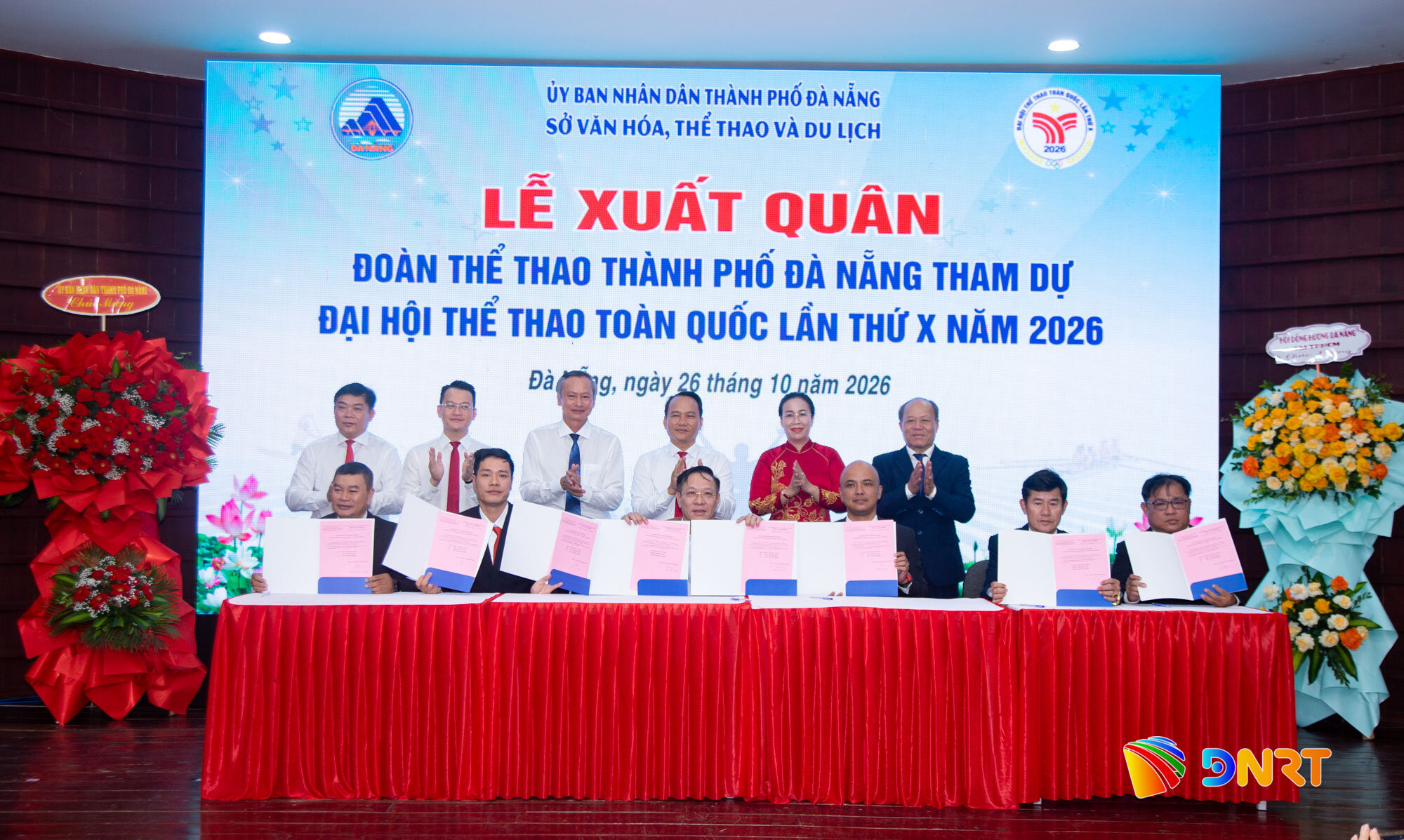 Đội ngũ huấn luyện viên và vận động viên tiến hành tuyên hứa quyết tâm hoàn thành nhiệm vụ được giao, đăng ký chỉ tiêu huy chương vàng thực hiện ký cam kết. Ảnh: BẢO LÂM