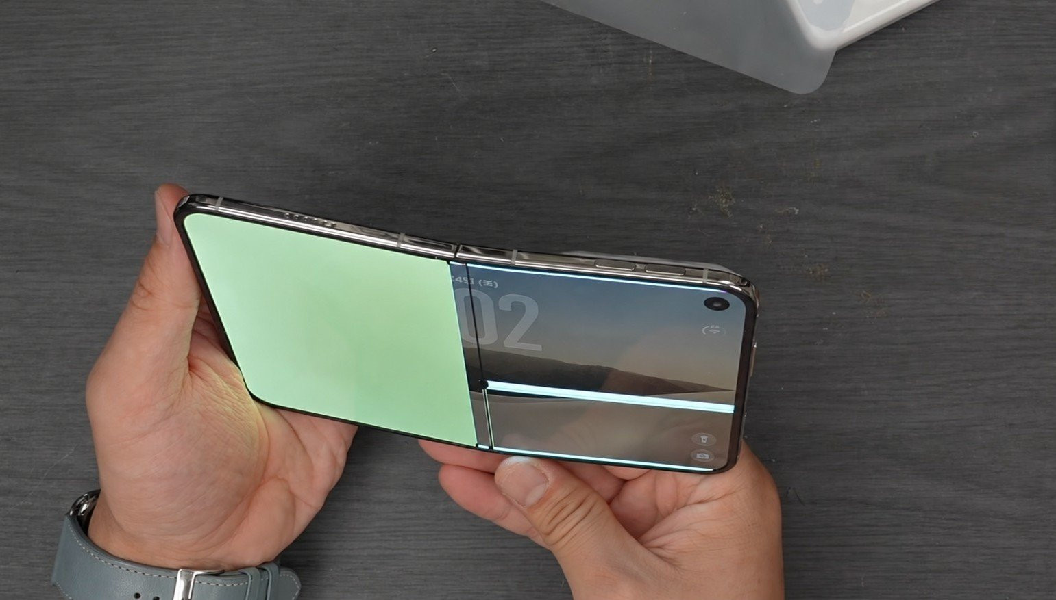 Màn hình gập iPhone Duo xuất hiện lỗi sọc sáng sau quá trình sử dụng