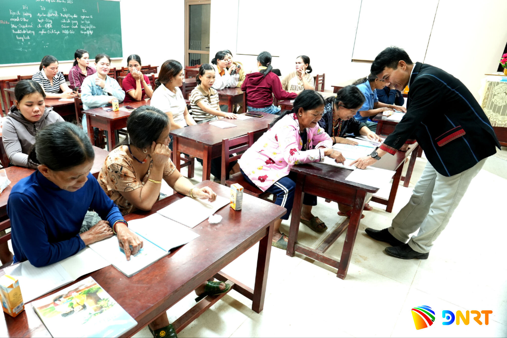 thay-giao-tran-huu-nhat-pho-hieu-truong-truong-ptnt-tieu-hoc-va-thcs-avuong-kien-tri-huong-dan-hoc-vien-nhan-biet-mat-chu-ghep-van-tap-doc-tap-vietjpg(1).jpg