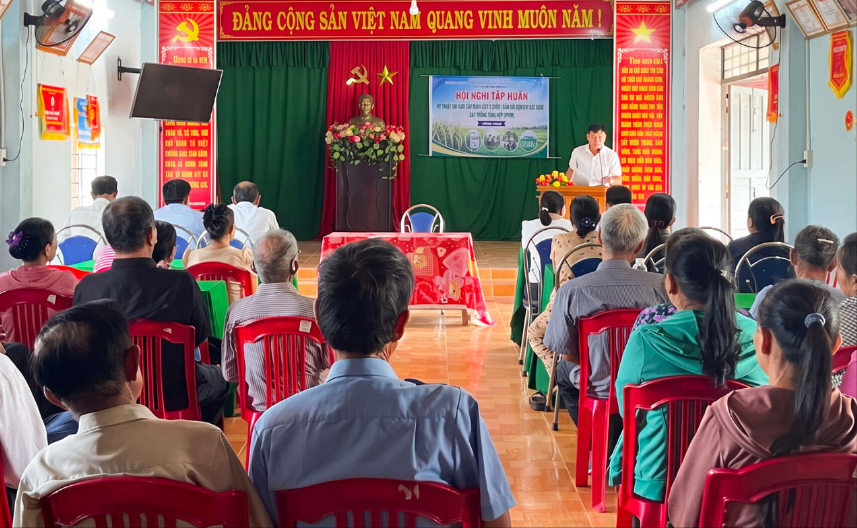 xa-duy-xuyen-to-chuc-tap-huan-ky-thuat-canh-tac-giong-lua-moi-cho-ba-con-nong-dan-tren-dia-ban.jpg