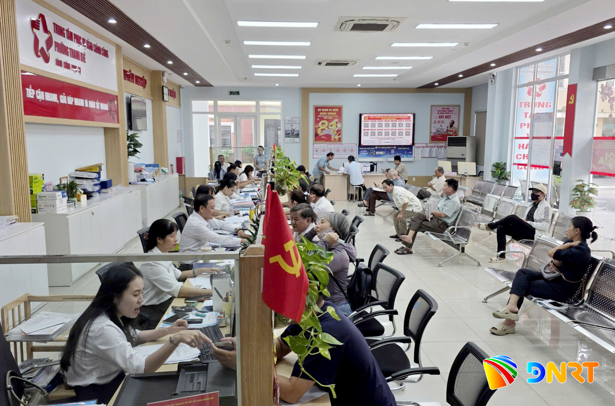 Hoạt động giao dịch tại Bộ phận Một cửa, Trung tâm Phục vụ hành chính công phường Thanh Khê. Ảnh: TRỌNG HUY