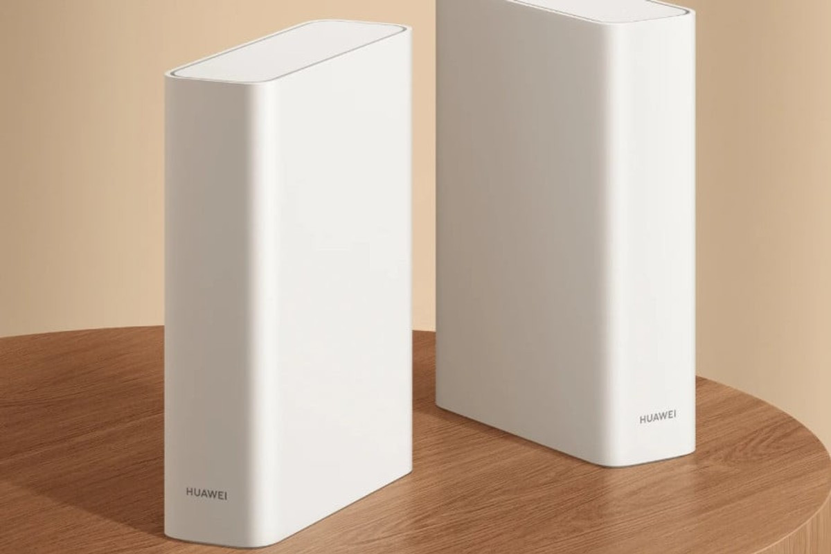Hai thiết bị Huawei Router X2 màu trắng đặt trên bàn gỗ