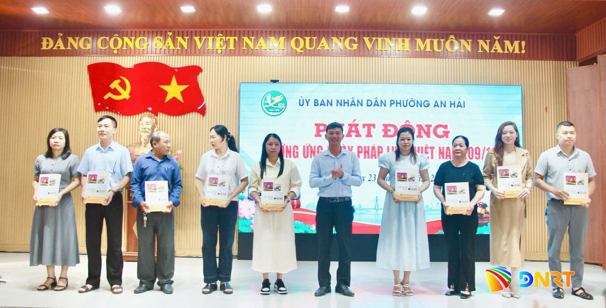 trao-quyt-dnh-cong-nhn-cac-t-hoa-gii-co-s-4d421b43cc94dd05817c8b1039e0d73b(1).jpg