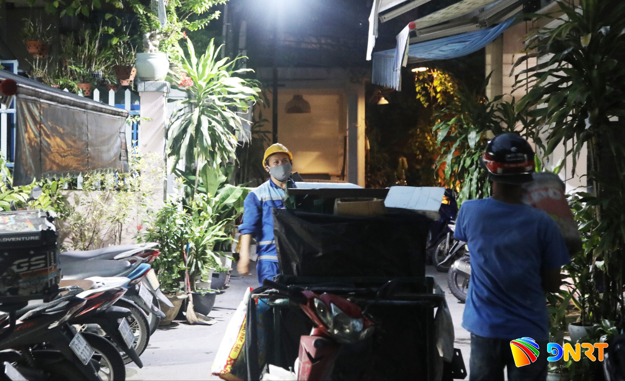 ĐẮC MẠNH Thực hiện mô hình gom rác theo giờ vừa hạn chế tình trạng rác tồn đọng, giữ gìn mỹ quan đô thị, đồng thời khơi dậy ý thức trách nhiệm của mỗi người dân đối với môi trường. Tại các khu dân cư thuộc các phường Hải Châu, Hòa Cường, Thanh Khê, An Hải và những địa bàn triển khai thu gom rác theo giờ, người dân được tuyên truyền, hướng dẫn đưa rác ra đúng thời điểm xe thu gom đến. Bà Nguyễn Thị Lan (trú phường Hải Châu) cho biết, từ khi thực hiện thu gom rác theo giờ, các thành viên trong gia