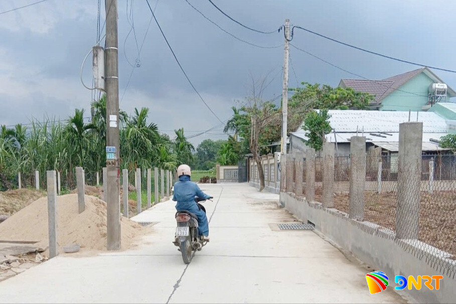 Con đường khang trang đi qua tổ 4, thôn Mỹ Nam. Ảnh: HOÀNG LIÊN