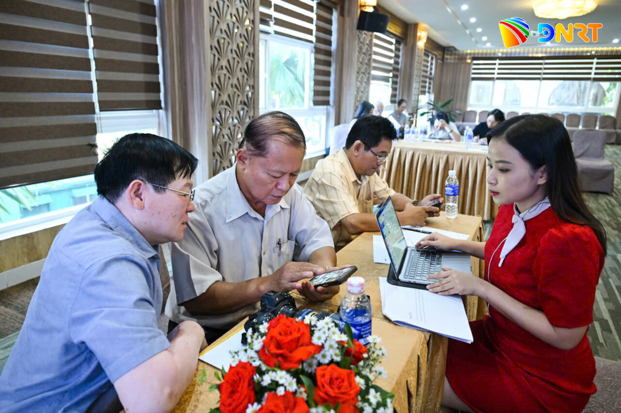 Hội viên Hội Nhà báo thành phố trao đổi nhóm tại khóa tập huấn sản xuất ảnh báo chí. Ảnh: ĐẮC MẠNH