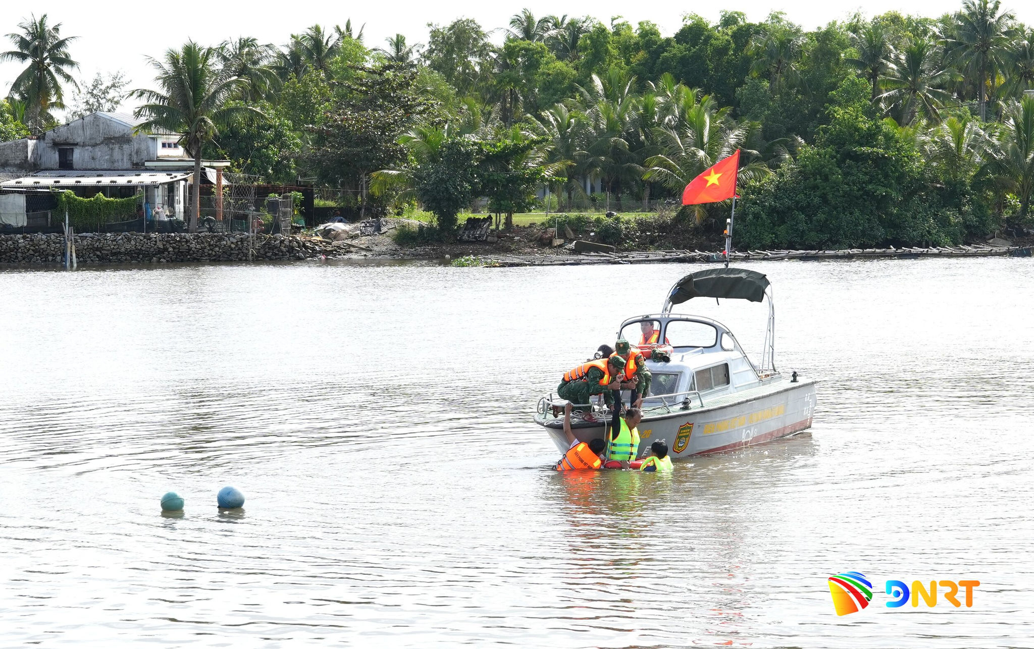 Cán bộ chiến sĩ Đồn Biên phòng Tam Thanh thực hành tình huống cứu người gặp nạn trên sông