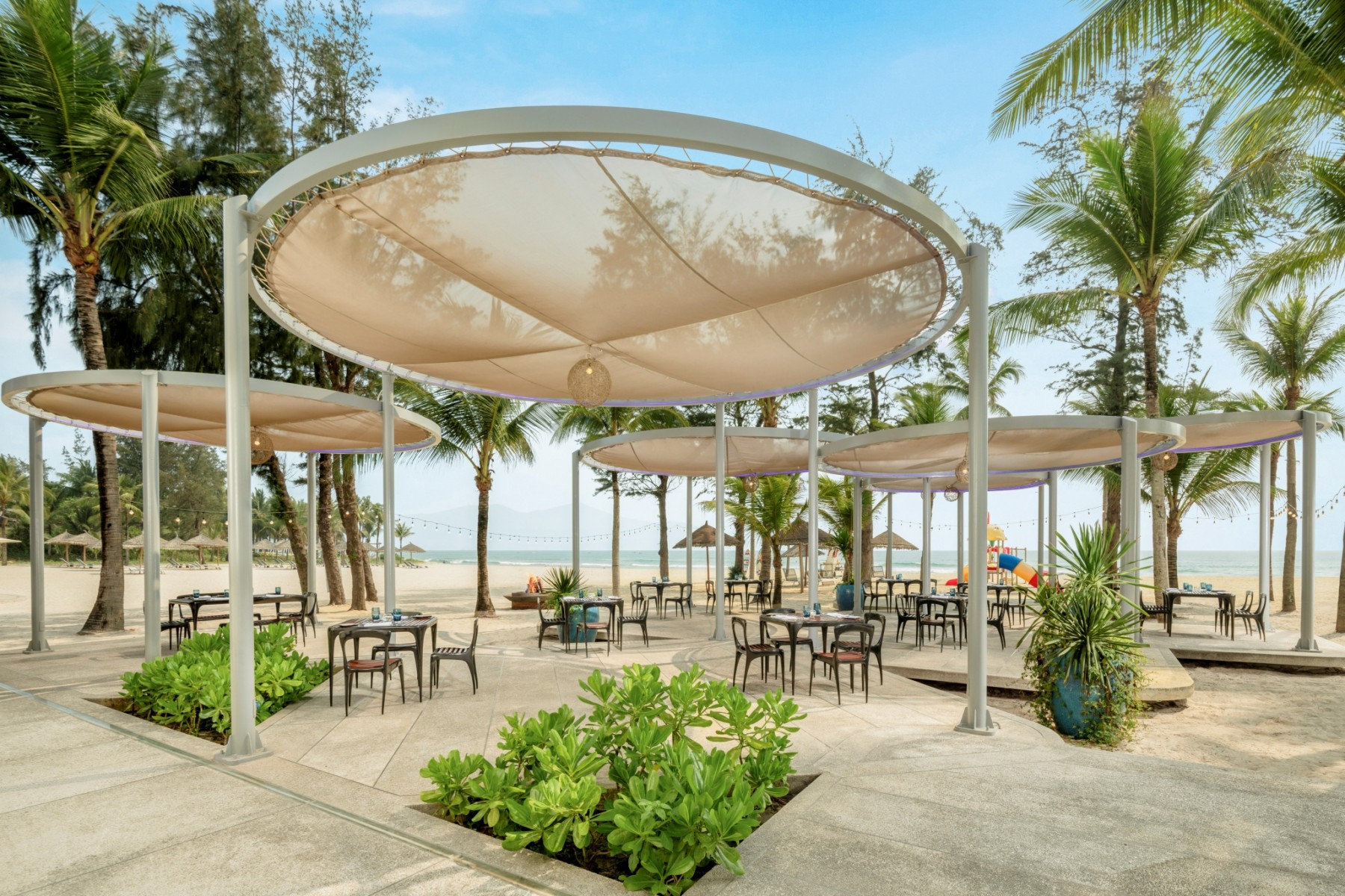 azure-beach-lounge_terrace_pullman-danang-beach-resort_5-star-hotels_accor-hotels-1.jpg