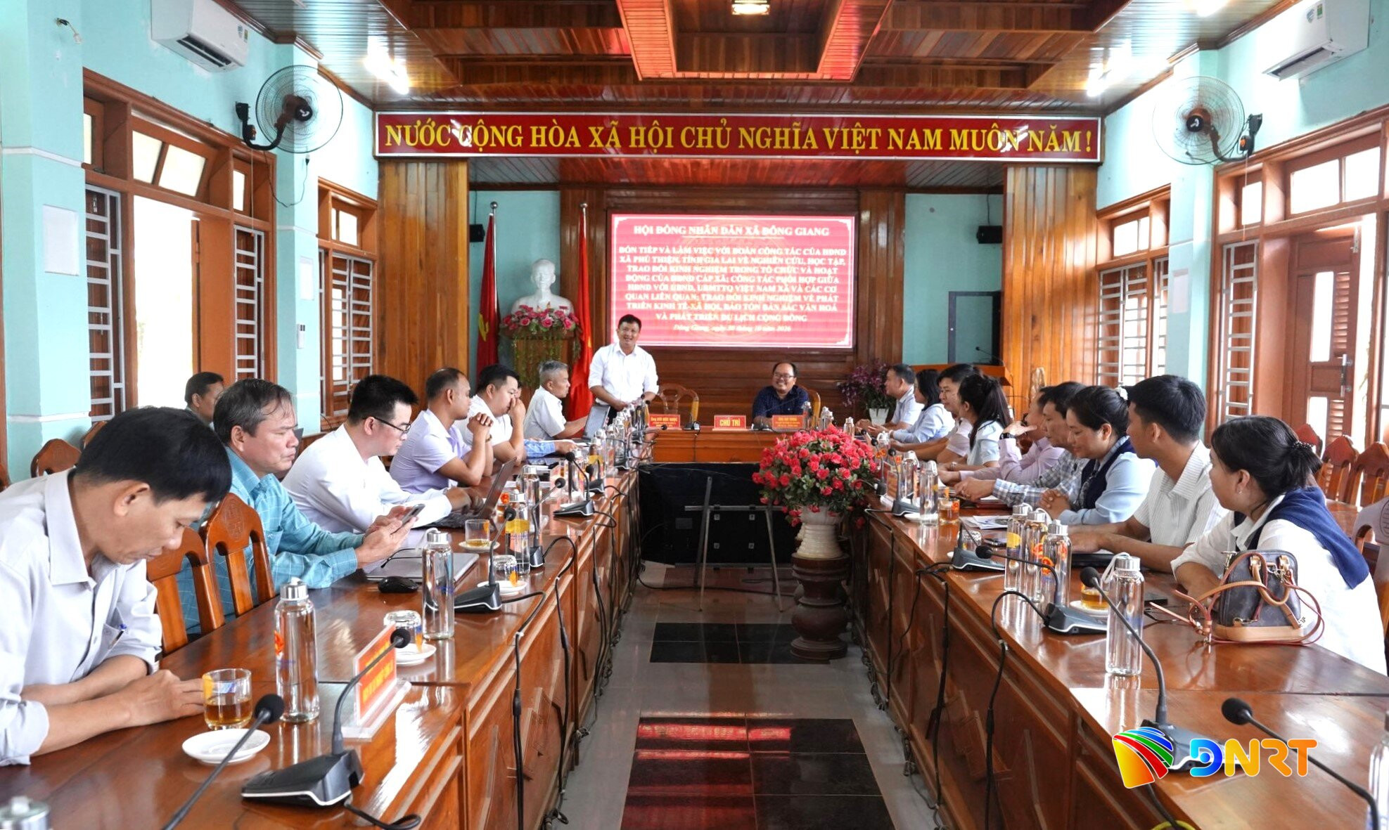 lanh-dao-hdnd-xa-dong-giang-trao-doi-kinh-nghiem-tai-buoi-lam-viec.jpg