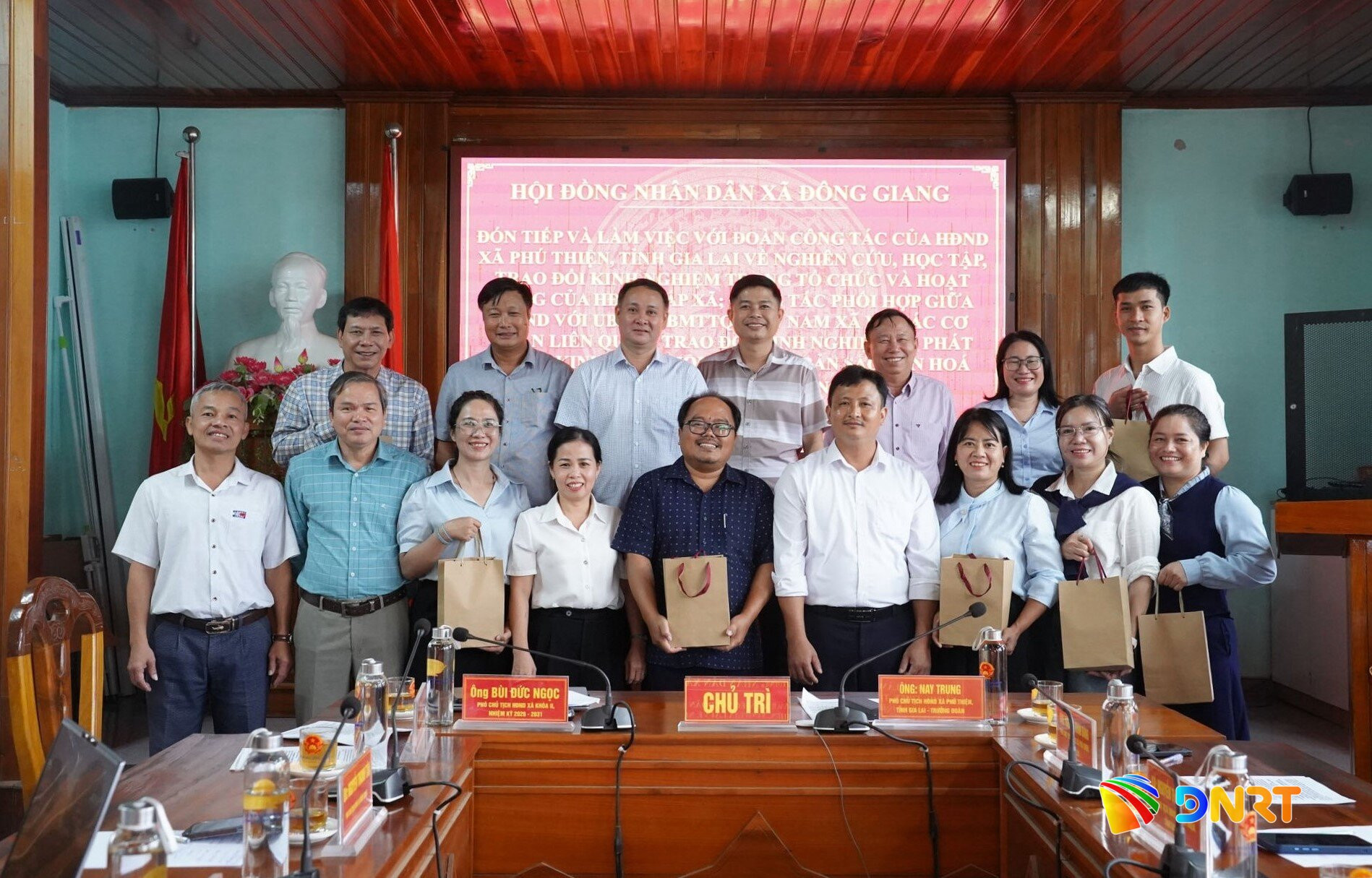 xa-dong-giang-tang-qua-va-chup-hinh-luu-niem-voi-hdnd-xa-phu-thien(1).jpg