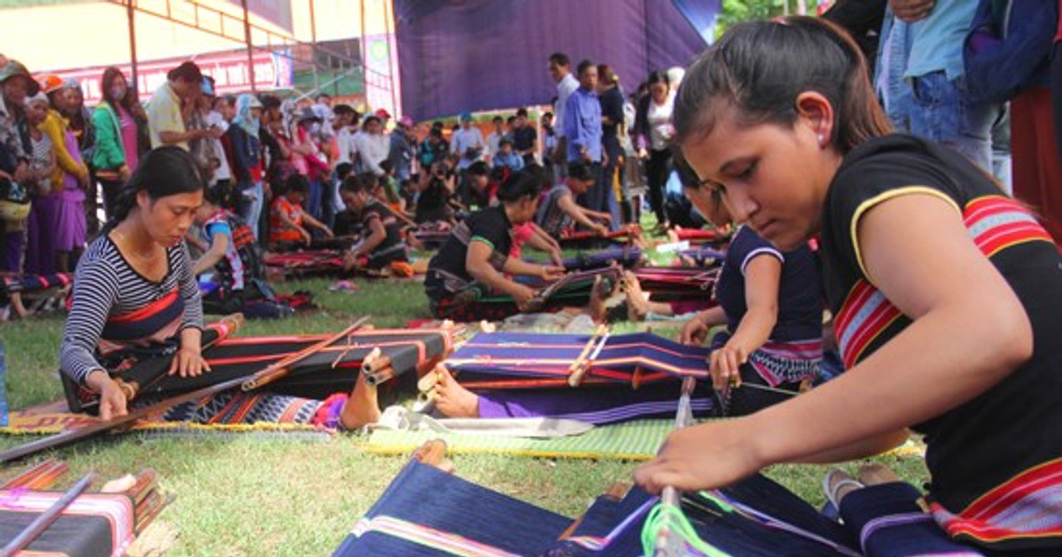 Increasing the value of traditional weaving products
