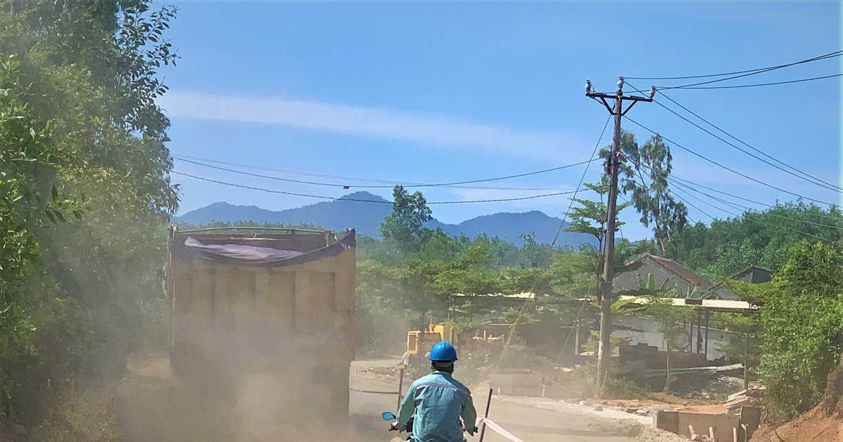 Bụi đất bủa vây người dân Tam Anh Nam sống ven đường ĐH3