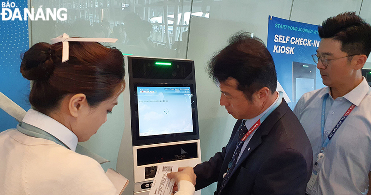 Du khách thích thú với dịch vụ check-in tự động tại sân bay