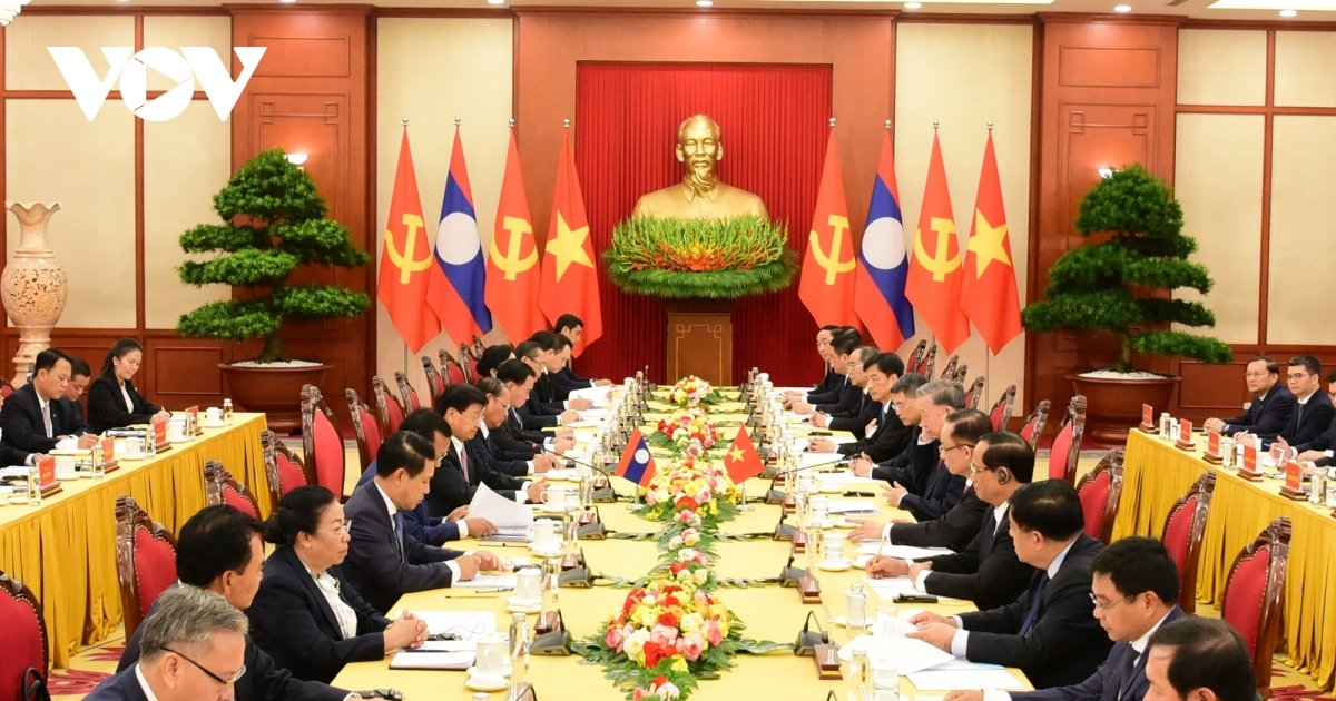 Top Vietnamese and Lao leaders hold high-level talks in Hanoi