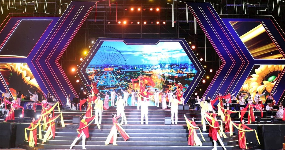 Special art program celebrates success of Da Nang Party Congress