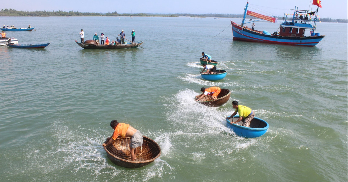 Unique “basket boat shaking” race in Da Nang’s coastal fishing villages