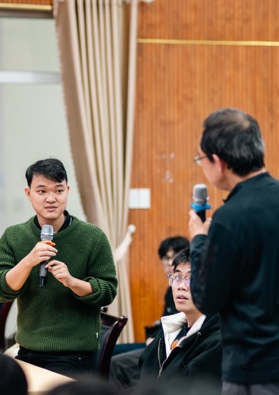 Người trẻ tiếp cận công nghệ