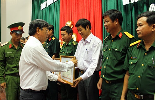 Tập trung phát triển kinh tế bền vững gắn với đảm bảo quốc phòng, an ninh