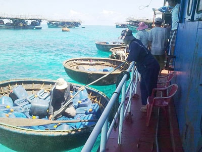 Tổ chức lại nghề khai thác hải sản - Bài cuối: Đảm bảo hậu cần nghề cá