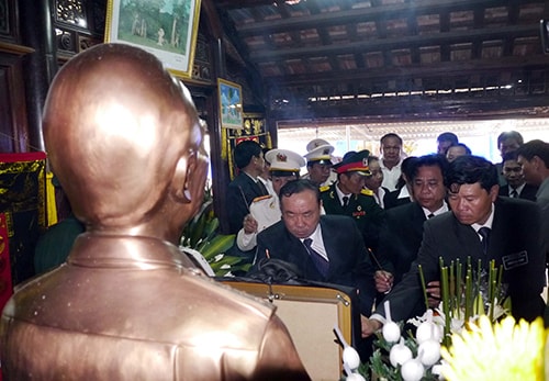 Dằng dặc dòng người viếng Đại tướng Võ Nguyên Giáp tại quê nhà Quảng Bình