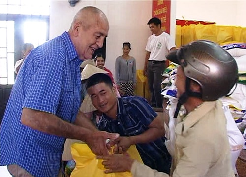 Vận động du khách quyên góp 400 suất quà giúp nhân dân bị thiệt hại do bão số 11