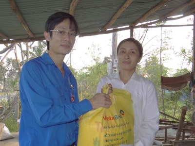 Tiếp tục cứu trợ sau bão số 11