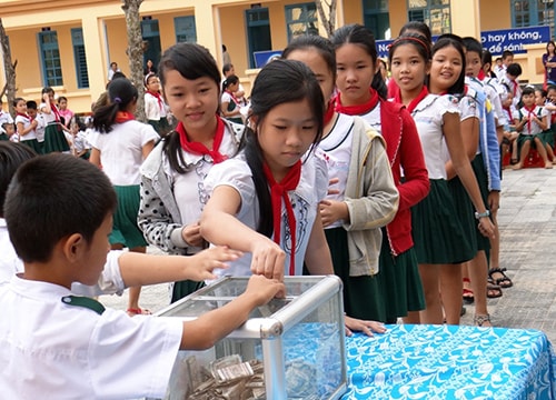 Nuôi heo đất giúp bạn đến trường