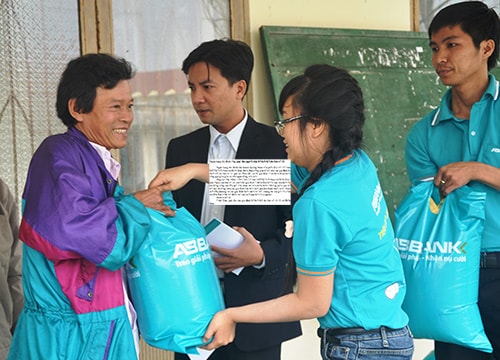 Ngân hàng An Bình tặng quà cho người dân bị thiệt hại do bão số 11