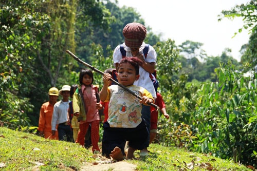 "Chàng lùn" chăm học ở Tắk Lũ