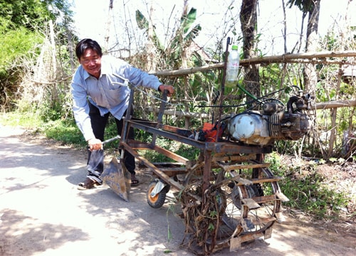 Nông dân chế tạo máy cày đa năng
